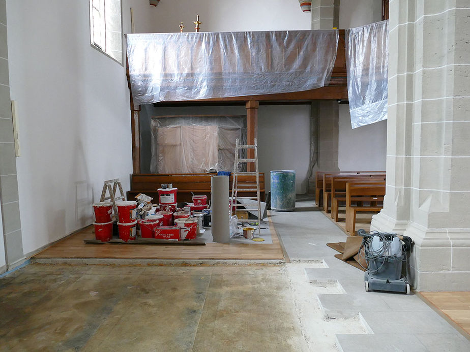 Reinigung und Aufstellung der Kirchenbänke von St. Crescentius (Foto: Karl-Franz Thiede)